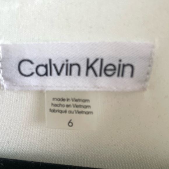 Elegant Calvin Klein Sleeveless White Sheath Dress with Shoulder Bow Size 6 - Picture 3 of 4